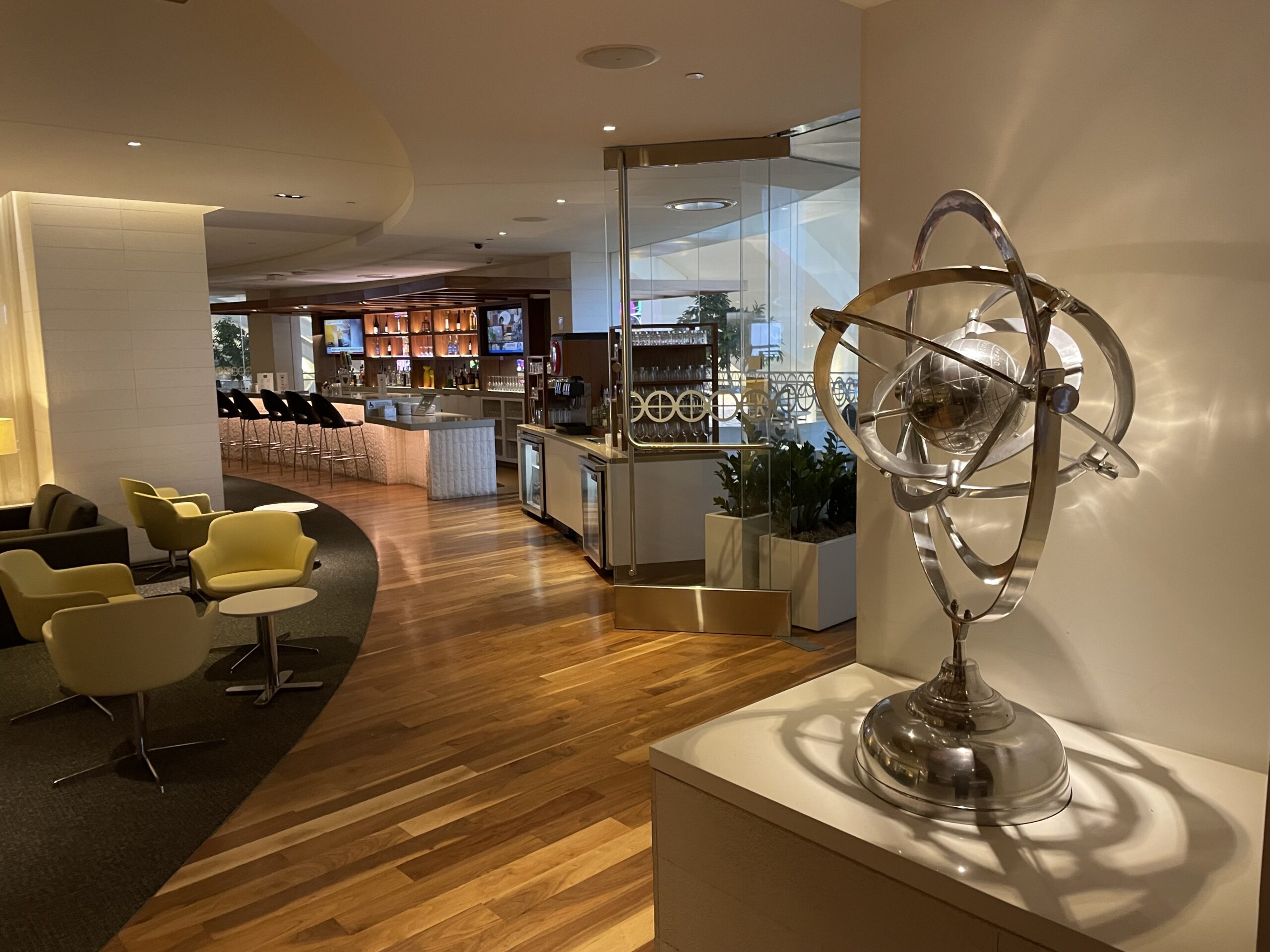 featured image: Lounge Atlas online lounge booking is now live in LAX!